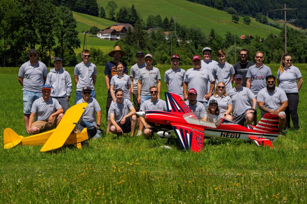 HEBU Teampiloten mit zwei FLugzeugen