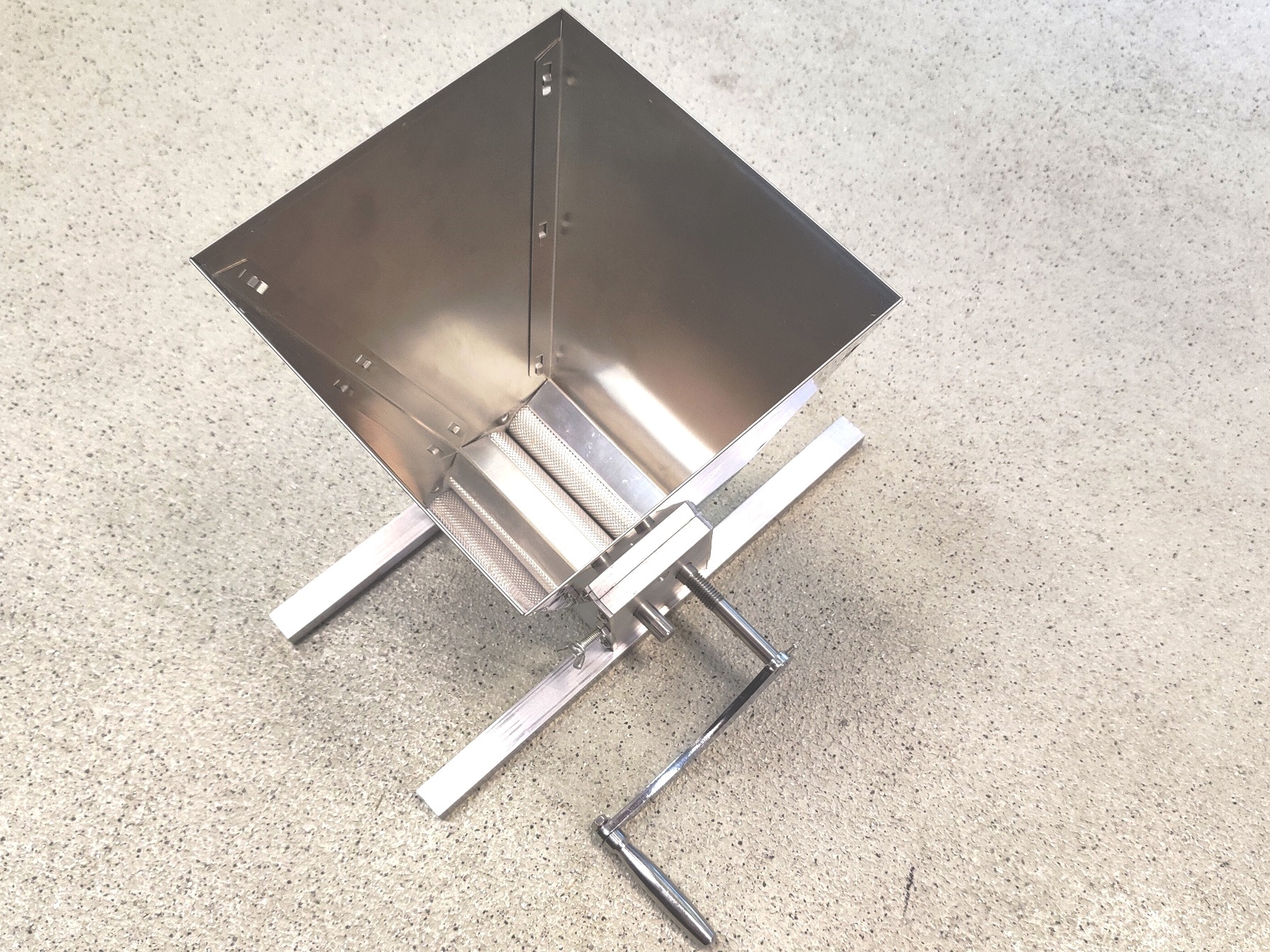Malzmühle Malzschroter Mannuelle Getreidemühle Barley Grinder mit 2 Rollen – Bild 2