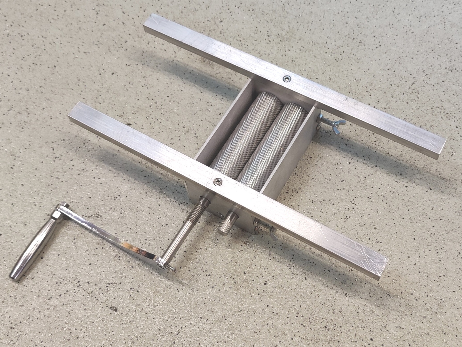 Malzmühle Malzschroter Mannuelle Getreidemühle Barley Grinder mit 2 Rollen – Bild 4