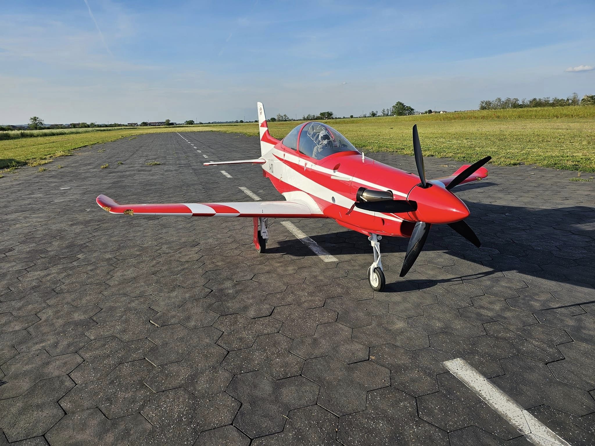 PC-21 XXL V2 JMB Turboprop ARF+ mit EZFW - L 3395mm Spw 2735mm - Swiss rot weiss – Bild 2