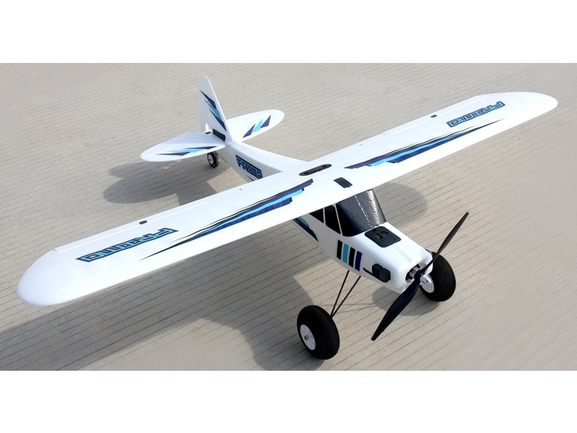 Primo S Trainer weiss / blau, Spw 1450mm, PNP-Set von Dynam