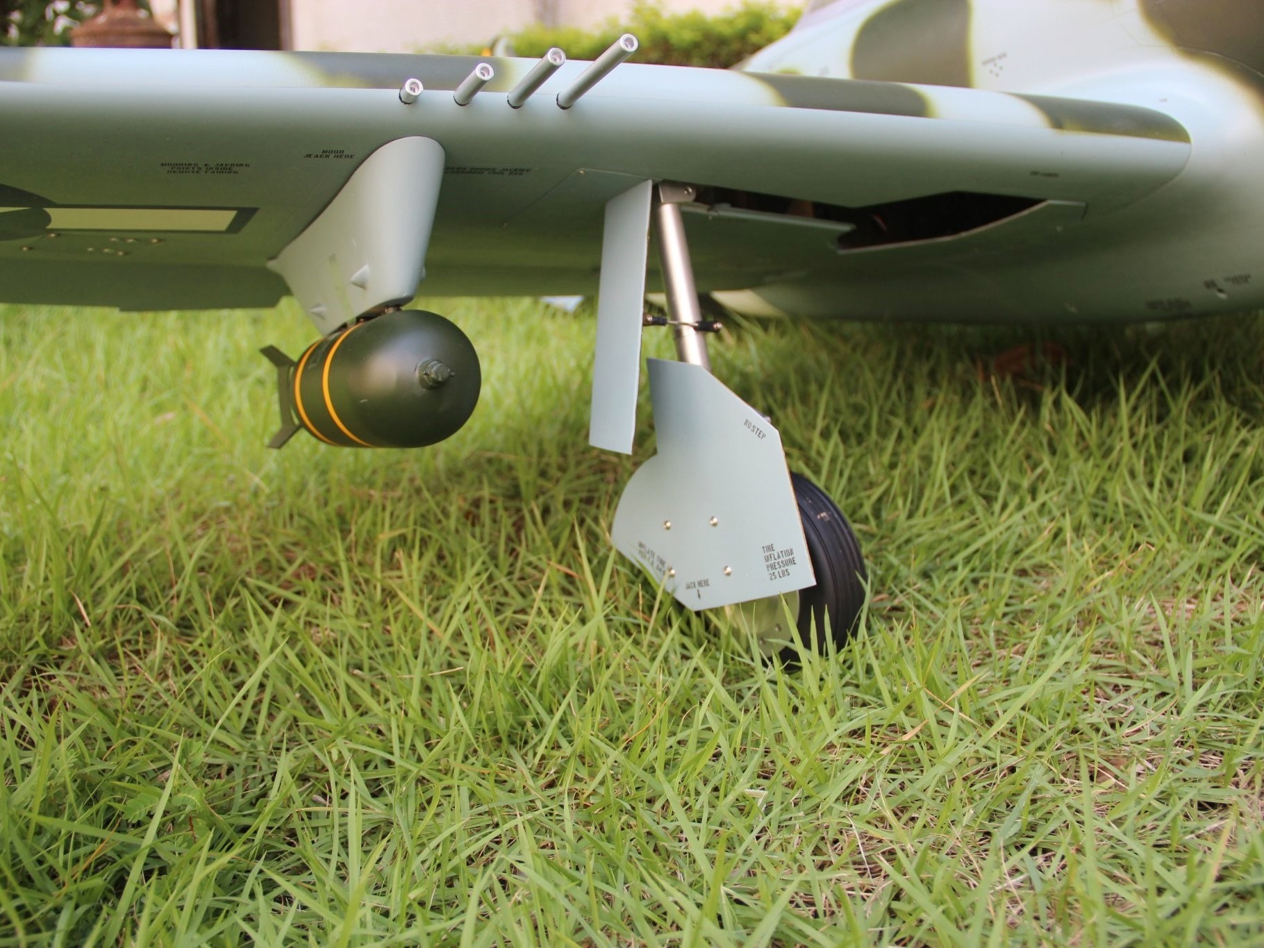Full Composite P-47D Thunderbolt, Spw 2411mm, ARF-Set mit EZFW, Pilot-RC – Bild 4